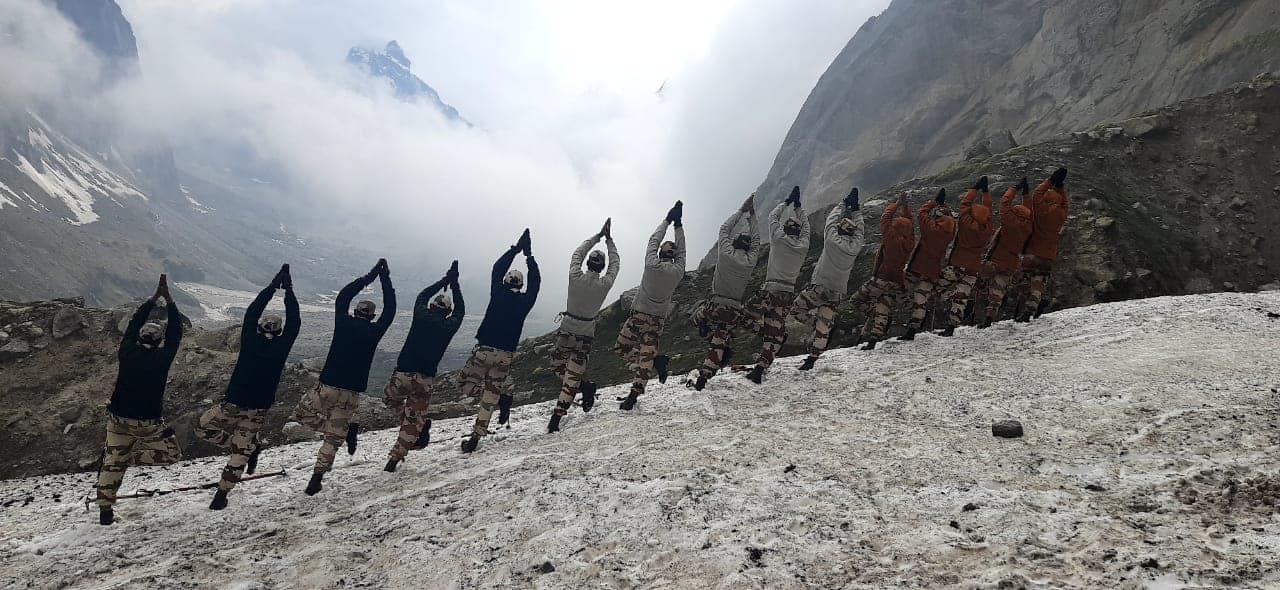 ITBP personnel performing Yoga near Badrinath (Uttarakhand) (2)