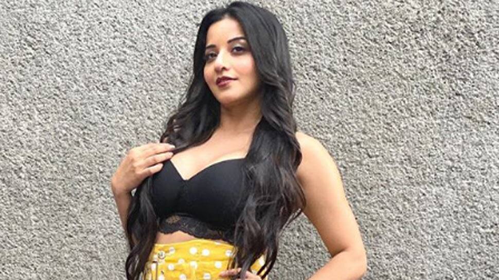 A stunning black crop top and shorts, that&#039;s how bombshell Monalisa is beating the summer heat!