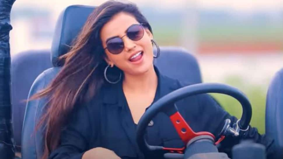 Bhojpuri siren Akshara Singh&#039;s rap song &#039;Idhar Aane Ka Nahi&#039; creates a storm on YouTube - Watch