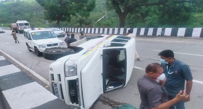 NCP chief Sharad Pawar&#039;s convoy car overturns on Mumbai-Pune Expressway