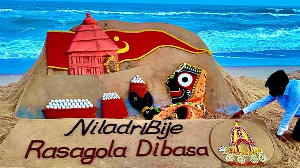 On Niladri Bije, Sudarsan Pattnaik creates Lord Jagannath&#039;s sand art offering Rasagola to Goddess Lakshmi - See Rasagola Dibasa pic!