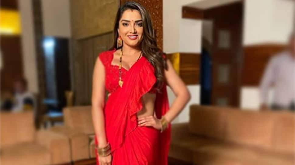 Bhojpuri sizzler Aamrapali Dubey shows off her glam side in a saree!