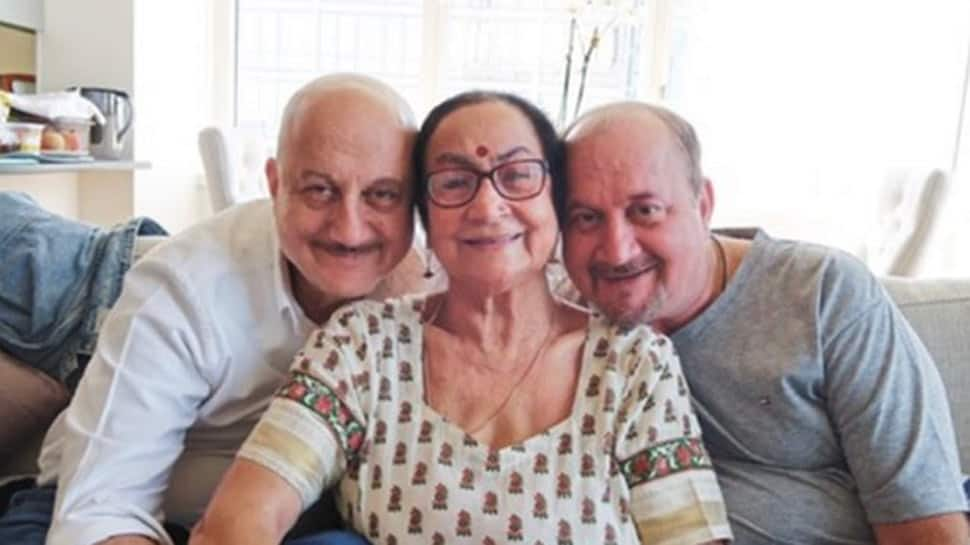 Anupam Kher in new video says &#039;express love to your parents&#039;; told mom she has infection but she knows it&#039;s coronavirus COVID-19