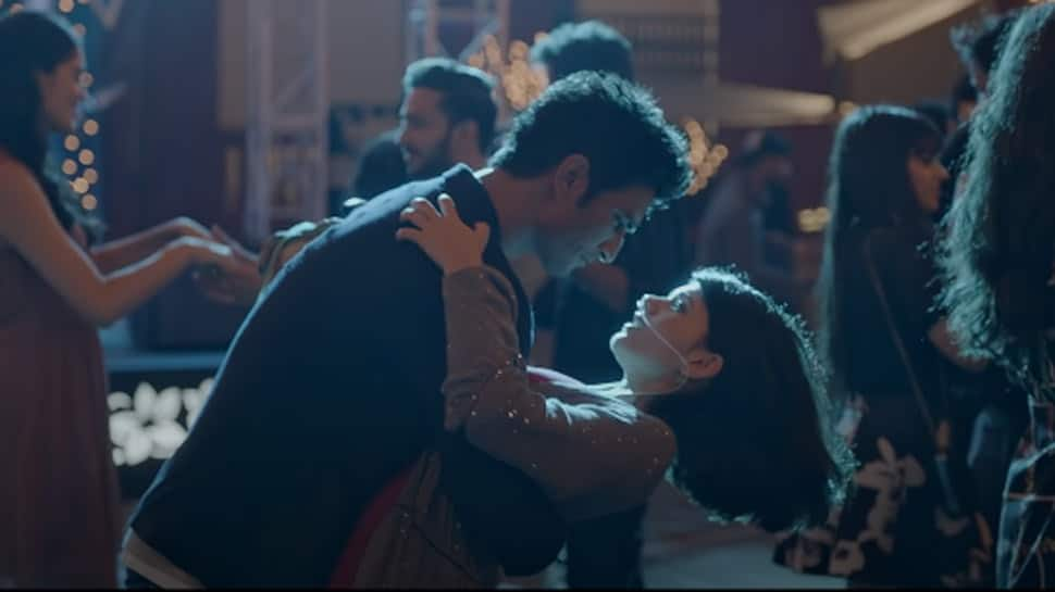 Watch Sushant Singh Rajput-Sanjana Sanghi&#039;s sweet love story in &#039;Taare Ginn&#039; song from &#039;Dil Bechara&#039;!