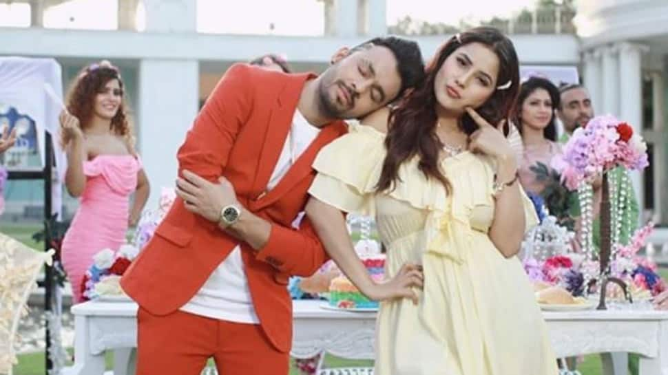 Trending: &#039;Bigg Boss 13&#039; fame Shehnaaz Gill-Tony Kakkar&#039;s &#039;Kurta Pajama&#039; Punjabi song out - Watch