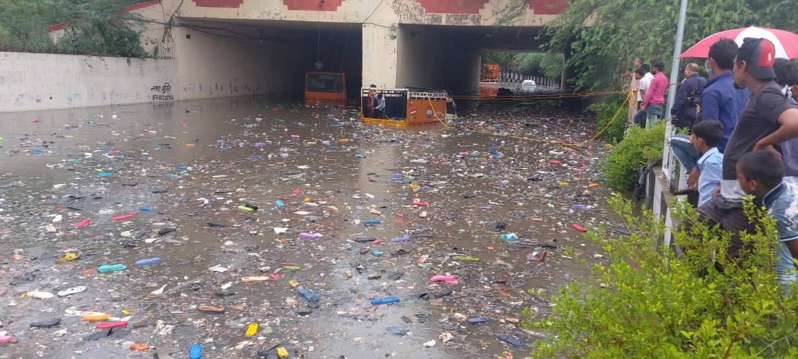 Bus gets stuck due to waterlogging at Zakhira Railway bridge