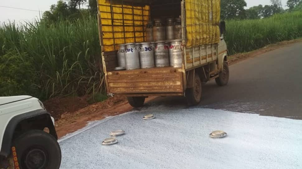 Maharashtra dairy farmers continue milk agitation for second day on Tuesday