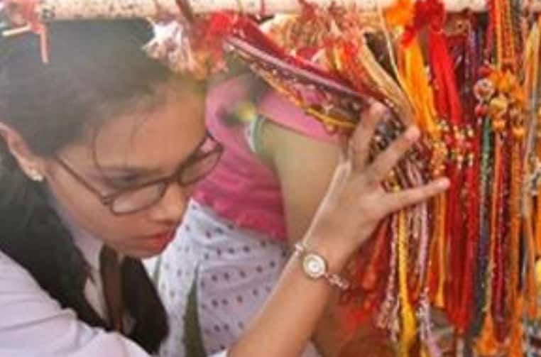 Tribal artists make traditional rakhis in Jharkhand, urge people to prefer &#039;desi&#039; rakhis over Chinese ones