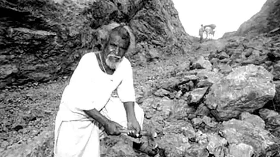 Mountain Man Dashrath Manjhi&#039;s kin face huge financial crisis, Sonu Sood extends help