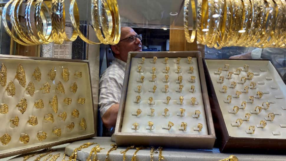 Gold prices continue to hit new highs, rises by Rs 905 to Rs 52,960 per 10 gram