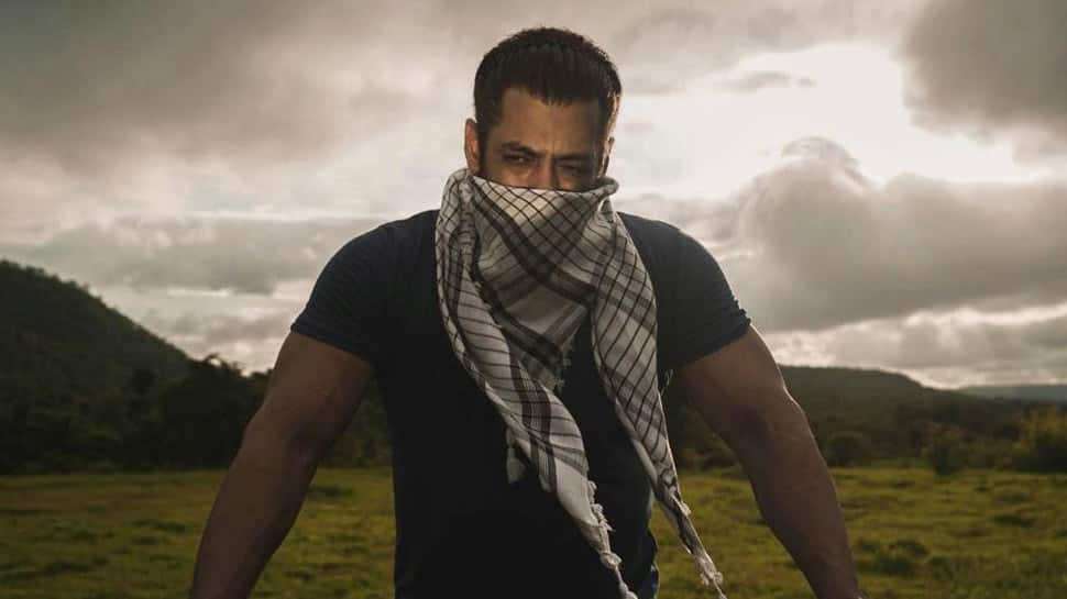 Shah Rukh Khan, Salman Khan wish &#039;Eid Mubarak&#039; in a strong heartfelt message!