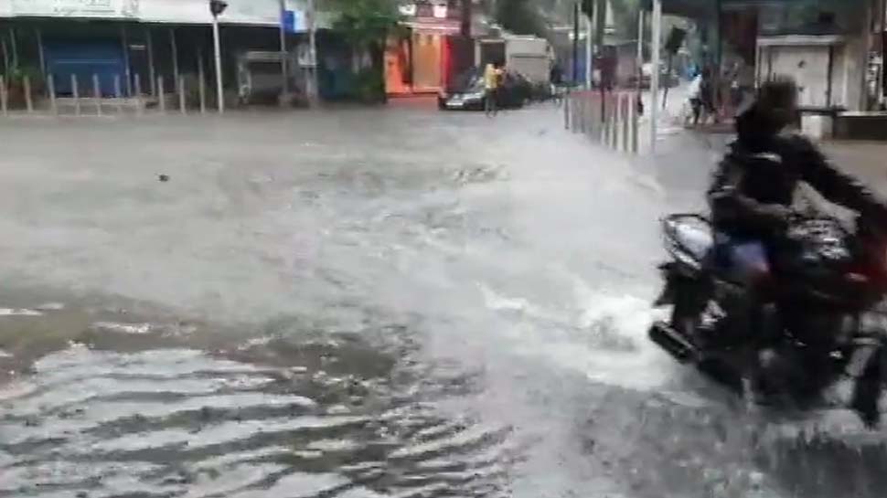 Heavy rainfall results in waterlogging in Mumbai&#039;s Chembur, Parel, Hindmata; IMD predicts very heavy rains for next 24 hours