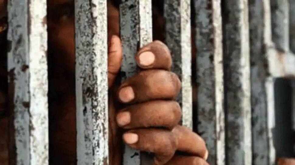 1,043 inmates, 302 jail staff test coronavirus COVID-19 positive in Maharashtra prisons