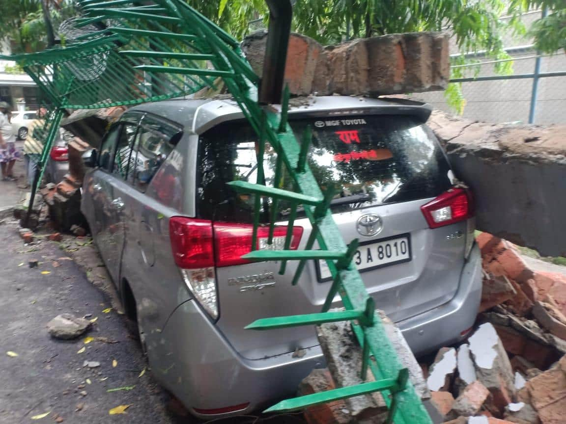 Fallen fence on Innova Cresta 