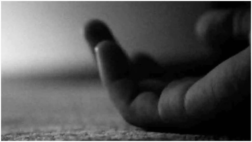 Woman found living with father's body for three days in Kolkata