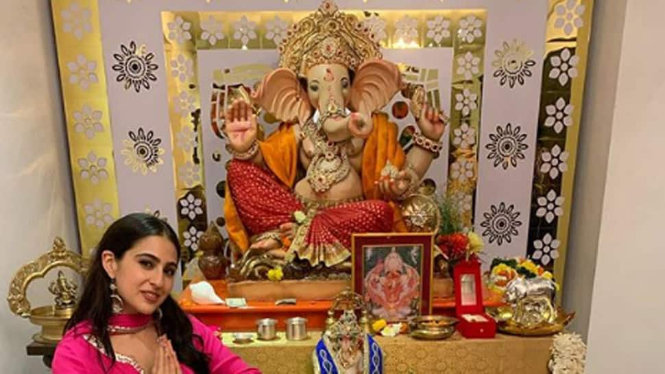 Sara Ali Khan seeks Ganpati Bappa&#039;s blessings, shares pictures from this year&#039;s Ganesh Chaturthi festival!