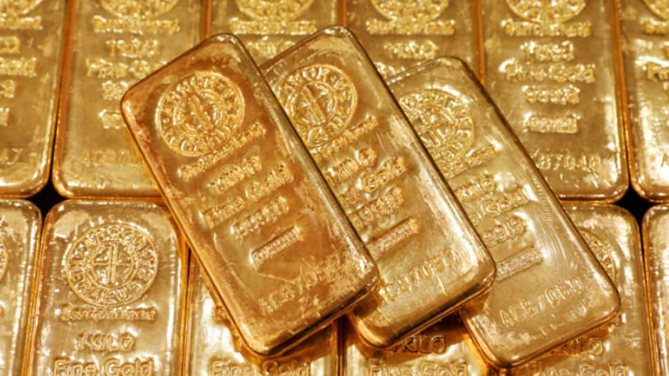 Gold prices decline by Rs 252, silver rises