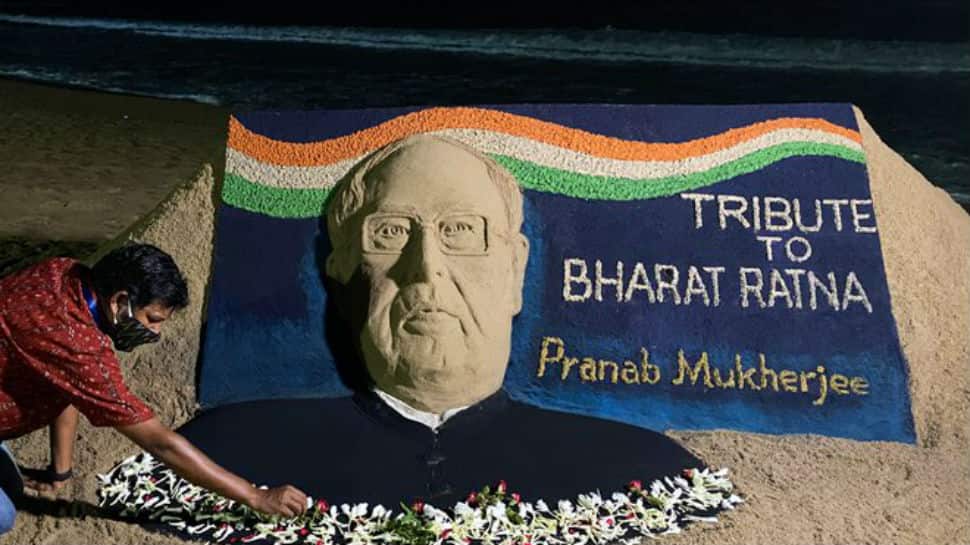 Sand artist Sudarshan Patnaik pays tribute to former president Pranab Mukherjee