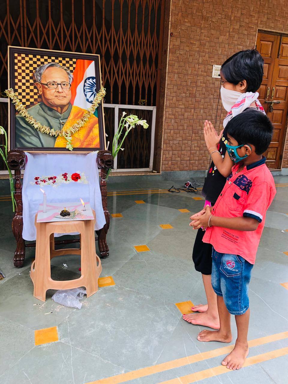 Children's pay homage to Former President Pranab Mukherjee