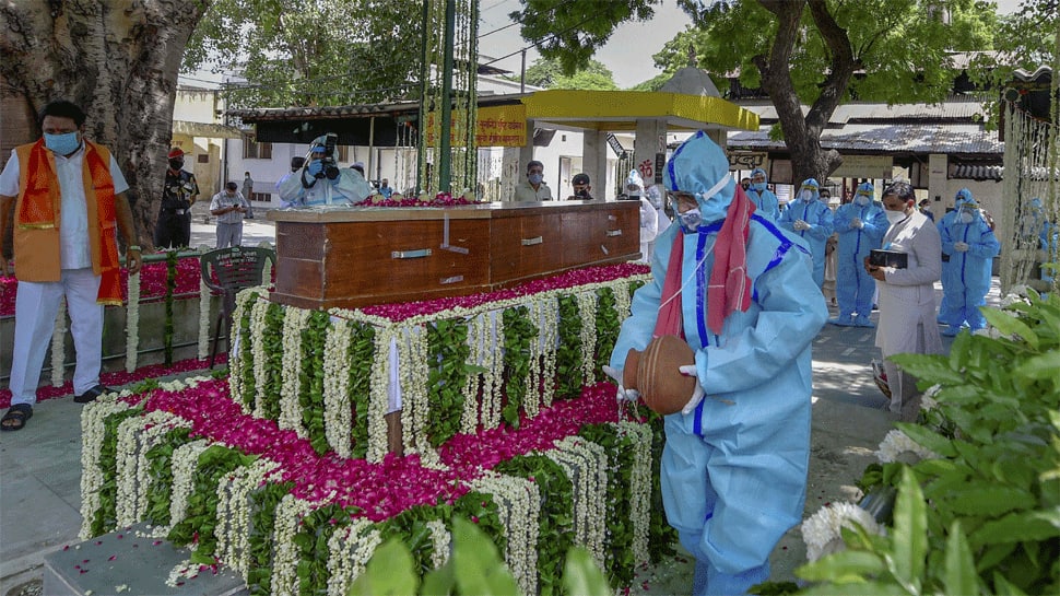 Family members of late Pranab Mukherjee perform rituals during the funeral