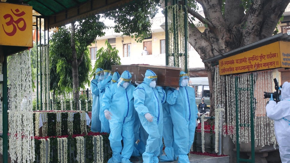 Mortal remains of former President Pranab Mukherjee being brought at the Lodhi Road crematorium