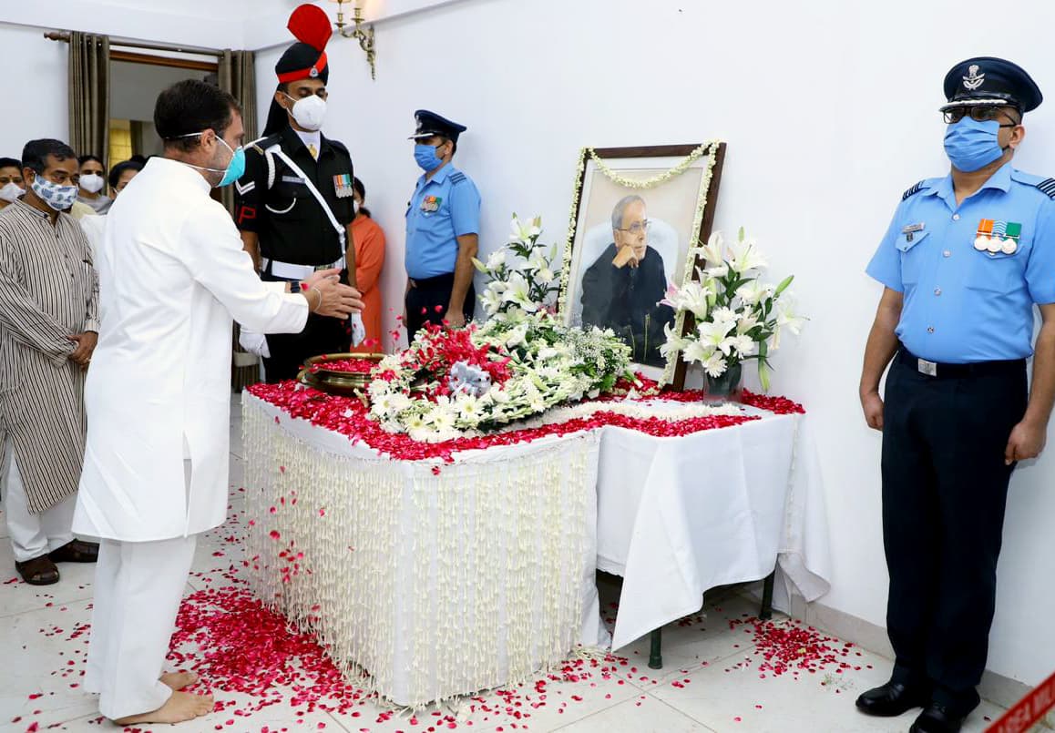 Rahul Gandhi pays his last respects 