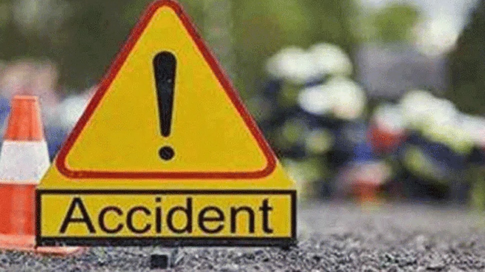 Car overturns, colides with pipiline in Telangana&#039;s Nalgonda; 5 dead