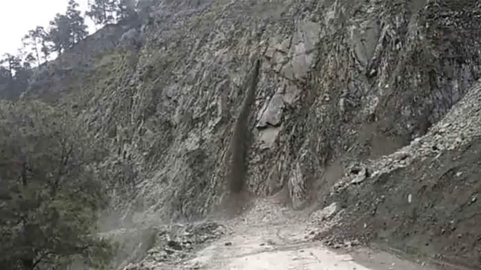 Landslide blocks National Highway 3 in Himachal Pradesh&#039;s Mandi