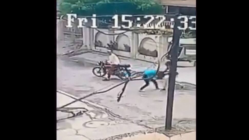 Viral video: Teenaged Jalandhar girl fights two phone snatchers armed with sharp weapons