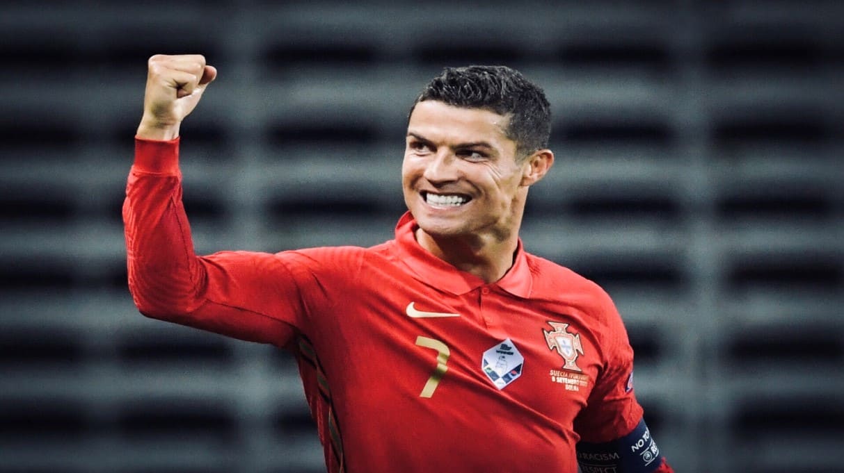 Brazilian Legend Pele Congratulates Cristiano Ronaldo On Reaching 100 Goal Landmark Football News Zee News