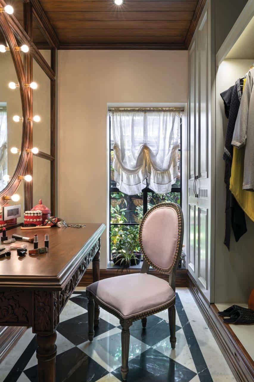 Inside Pics Of Kangana Ranaut S Pali Hill Office Before Bmc Demolition News Zee News Interior cantik rumah kangana ranaut, penuh barang unik. pali hill office before bmc demolition