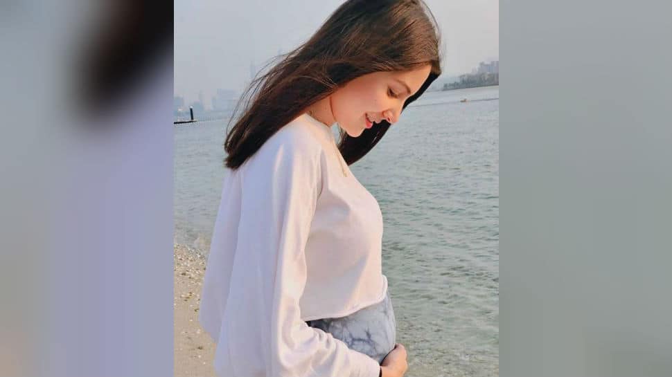 Anushka Sharma cradles her baby bump in adorable pic, Virat Kohli is all hearts