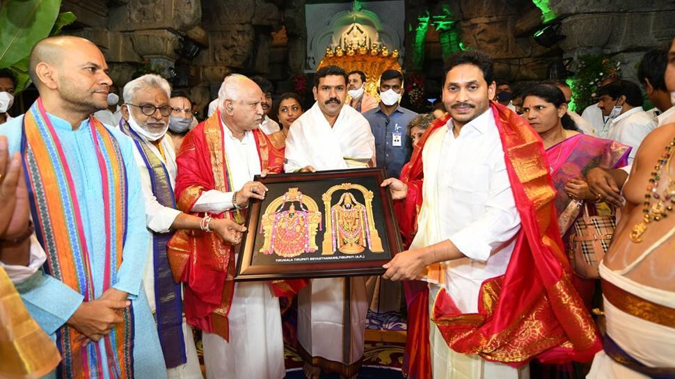Andhra CM YS Jaganmohan Reddy, Karnataka&#039;s BS Yediyurappa offer prayers at Venkateswara Temple in Tirumala
