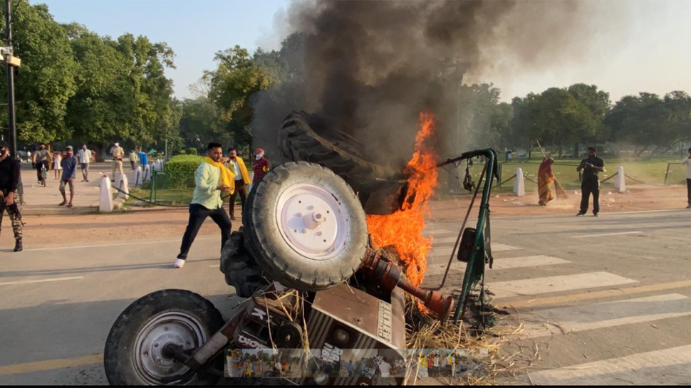 Tractor set on fire at Delhi&#039;s India Gate during protest against contentious farm laws - Watch