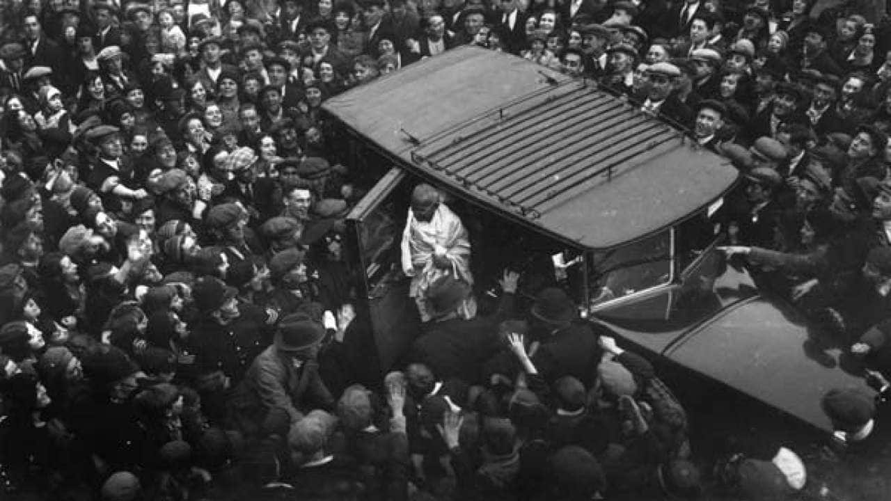 Massive crowd welcomes Mahatama Gandhi in London