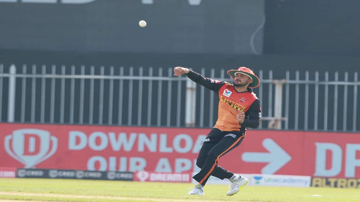 Indian Premier League 2020: Manish Pandey&#039;s diving catch leaves Twitter mesmerized, Watch!