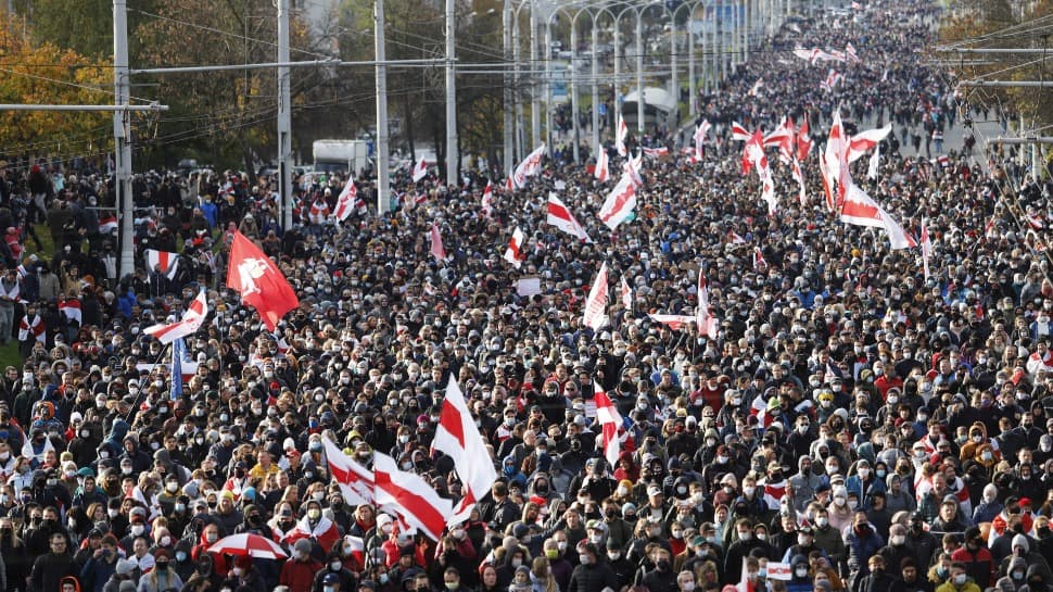 Tens of thousands march in Belarus&#039; capital Minsk despite firearms threat