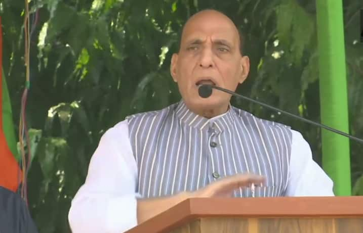 Defence Minister Rajnath Singh flays Mahagathbandhan, says &#039;Laalten (RJD symbol) phoot gayi hai aur tel beh gayi hai&#039;