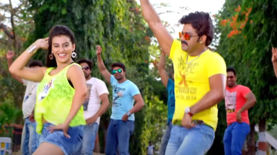 Pawan Singh and Akshara Singh&#039;s sensational throwback Bhojpuri song Maar Maar Ke Najariya goes viral - Watch