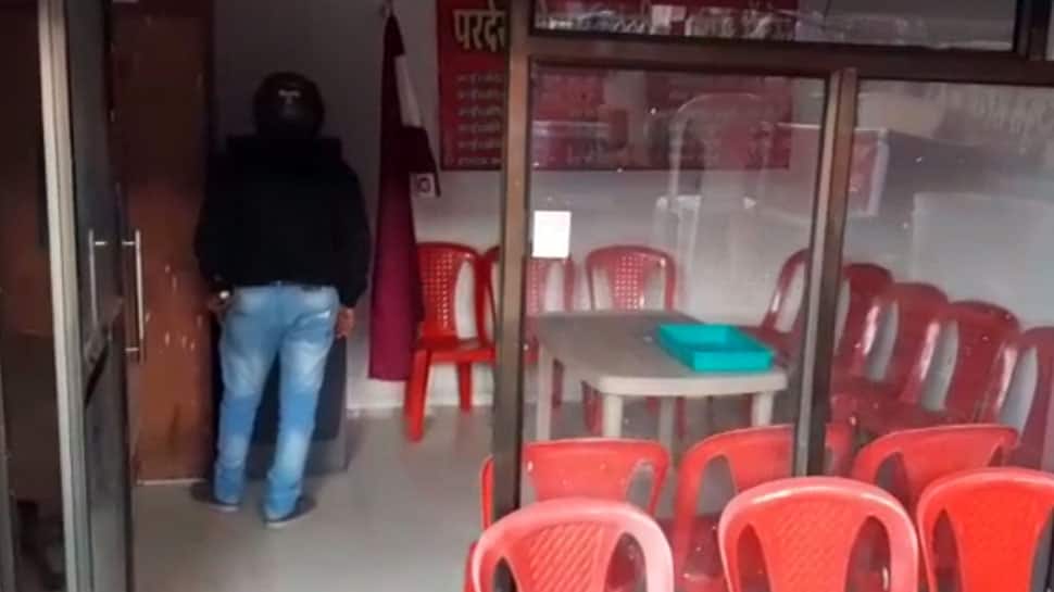 Bizarre! Bank customers at risk as juice shop encroaches ATM centre in Amravati - WATCH 