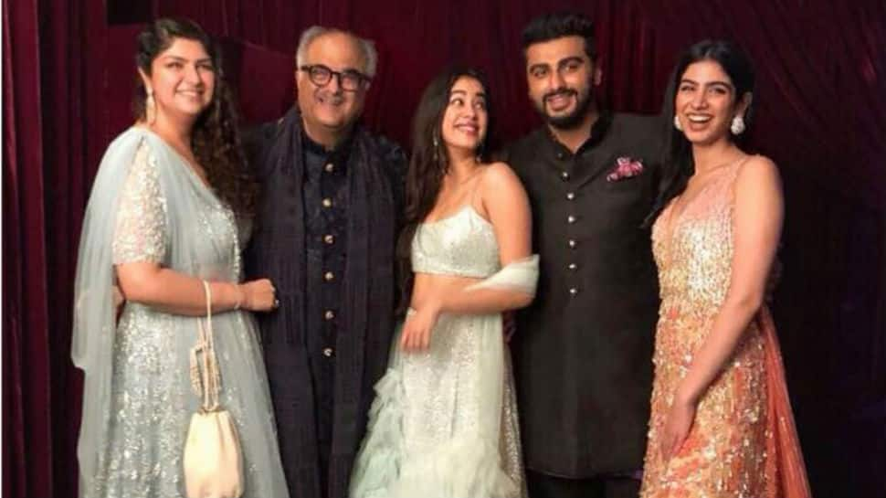 These pics of Arjun Kapoor, Janhvi, Khushi and Anshula with dad Boney Kapoor are priceless!