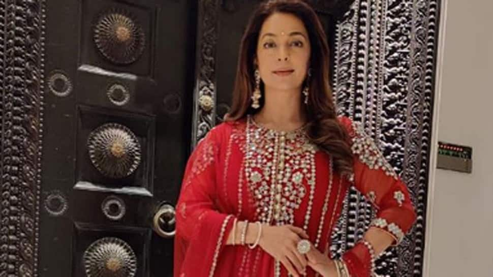 Why Is Juhi Chawla Trending On Dhanteras Reason Will Surprise You People News Zee News