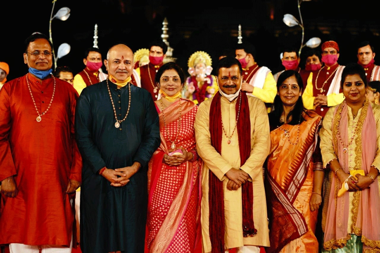 Arvind Kejriwal along with his cabinet colleagues