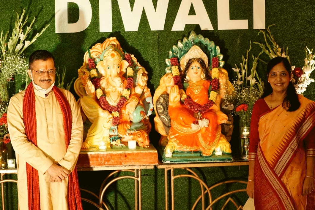 Arvind Kejriwal gets clicked with wife Sunita Kejriwal 