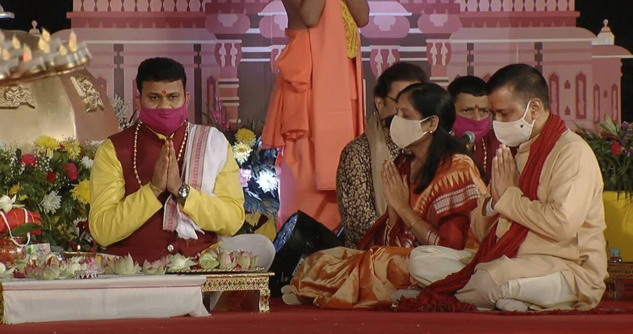 Arvind Kejriwal performs Lakshmi Puja at Akshardham temple