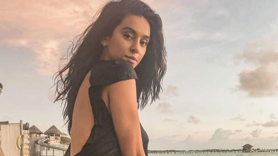 Shibani Dandekar&#039;s jaw-dropping look in black bikini steams up the internet!