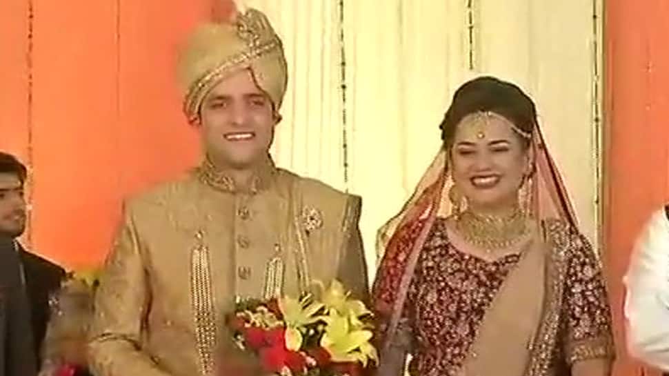 Celebrated IAS couple, Tina Dabi and Athar Amir, files for divorce | India  News | Zee News
