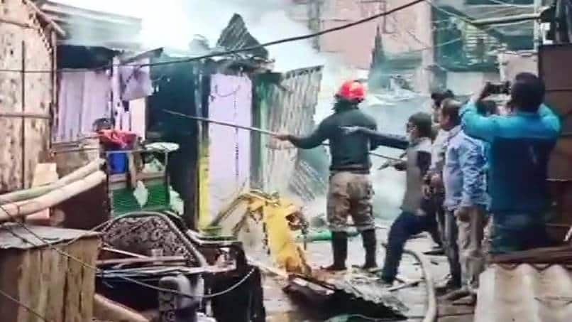 Over 10 houses gutted in Assam&#039;s Jorhat due to LPG cylinder explosion
