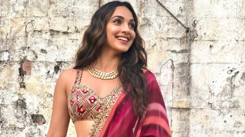 Kiara Advani teases her bold avatar in a shimmering gold saree, pic goes  viral on the internet! | People News | Zee News