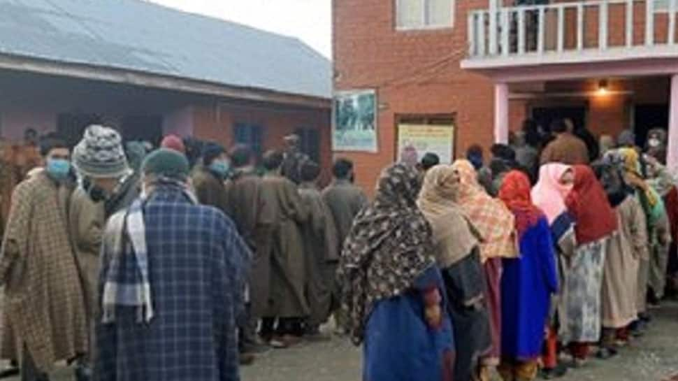 J&amp;K DDC election: Polling underway for third phase, 305 candidates in fray